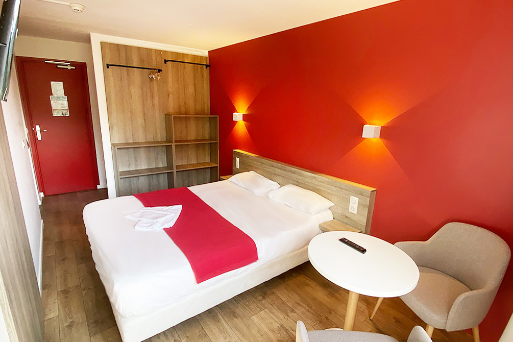 Chambre avec lit double et table