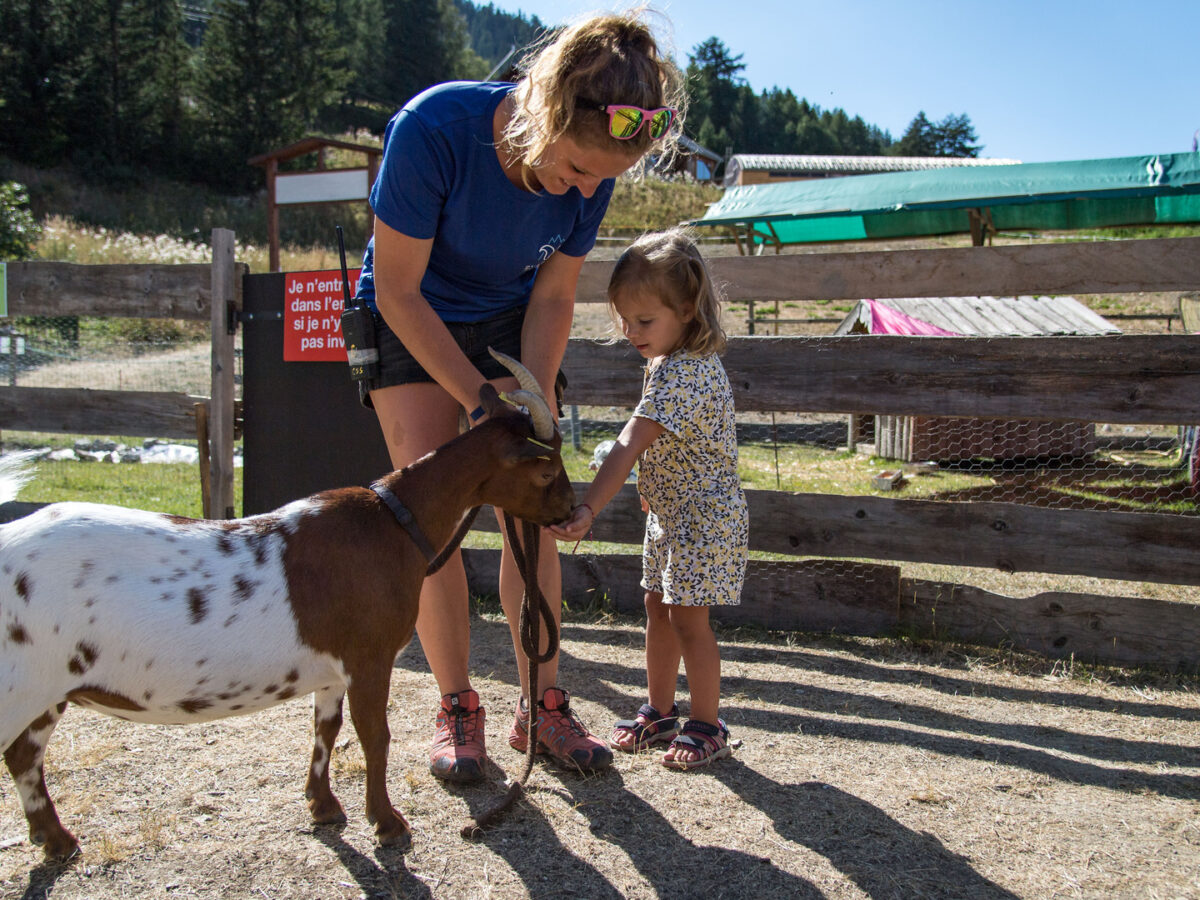 Mini-ferme des Karellis montrant une chèvre et un enfant