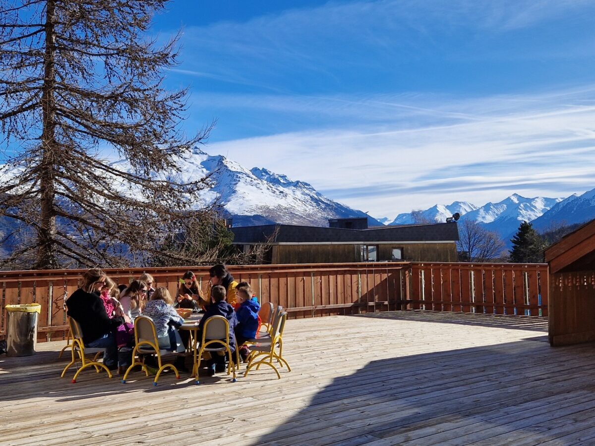 Club enfant sur terrasse à la montagne