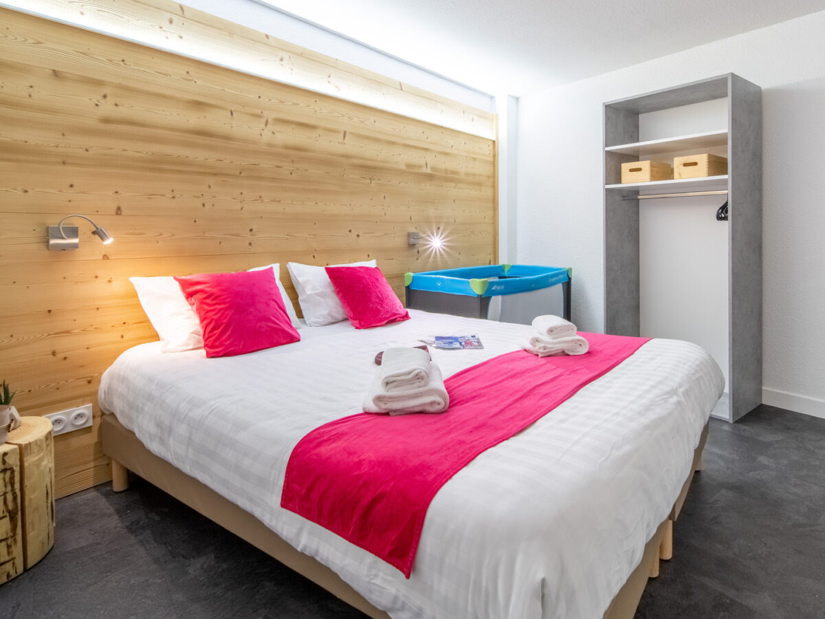 Chambre double avec lit bébé