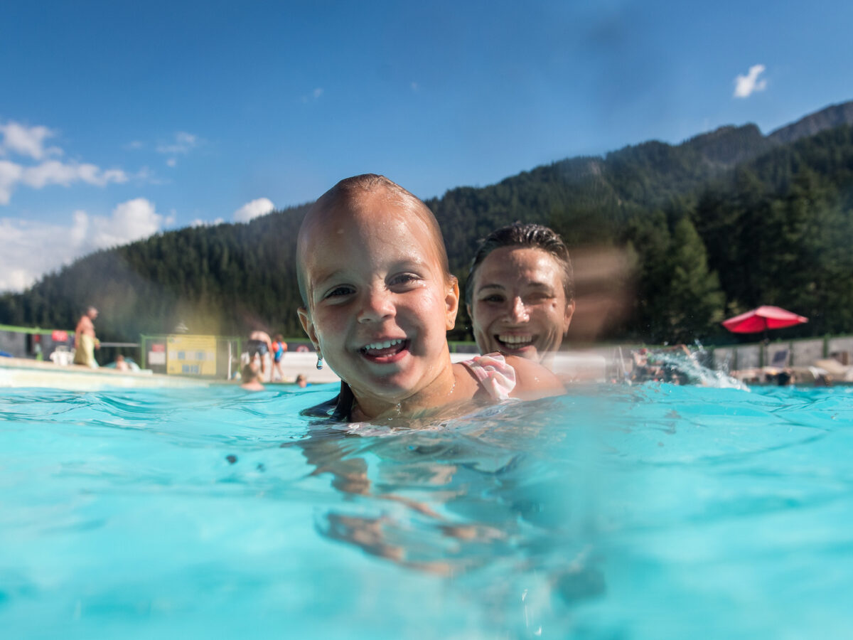 Enfant jouant dans la piscine